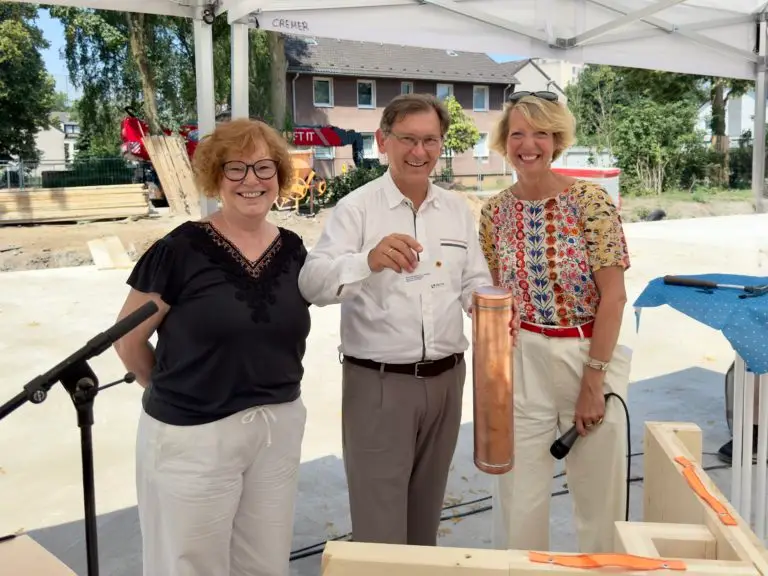 Schulleitung Barbara van der Wielen, Oberbürgermeister Dr. Frank Dudda, Geschäftsführerin Ulrike Senff
